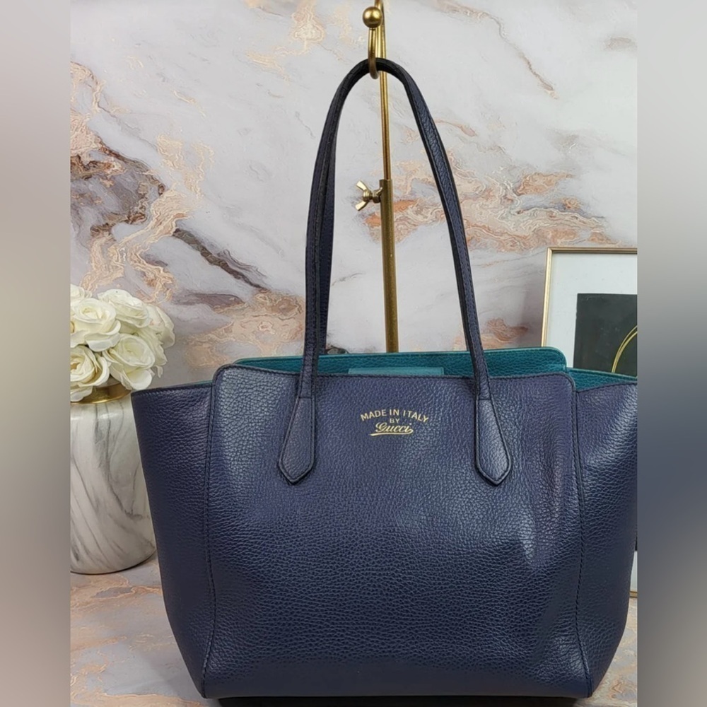 Gucci pebbled swing tote bag blue